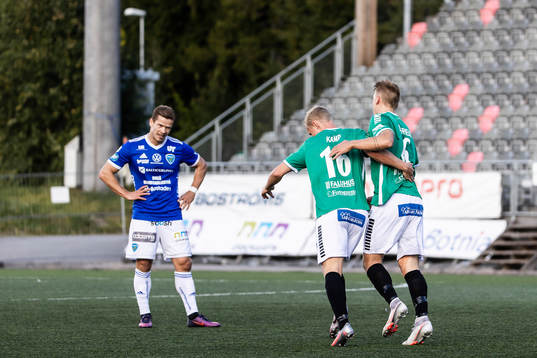 Brages Bjarni Mark Antonsson Duffield och André Kamp jublar efter 1-1