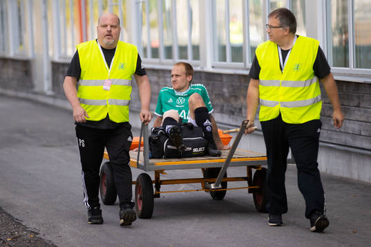 Brages Anton Lundin får åka vagn av planen efter skada
