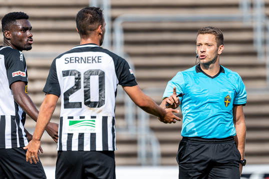 Landskronas Patrick Nwadike och Sumar Almadjed i samtal med domare Jovan Krsmanovic