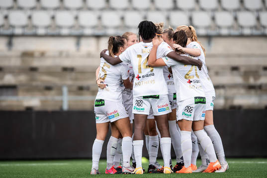 Rosengårds spelare jublar efter att Anna Anvegård gjort 1-0