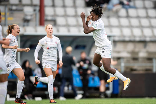 Rosengårds Anam Imo jublar med Jessica Samuelsson och Sanne Troelsgaard efter 2-0