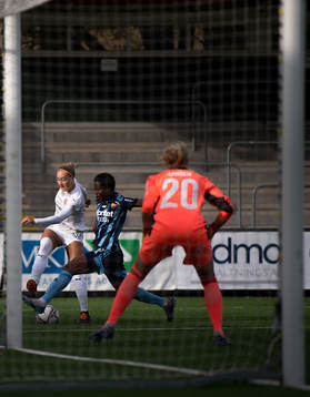 Rosengårds Sanne Troelsgaard oroar mot Djurgårdens Portia Boakye och målvakt Kathrine Østergaard Larsen
