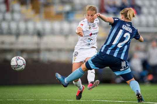 Rosengårds Anna Anvegård skjuter förbi Djurgårdens Amander Kander