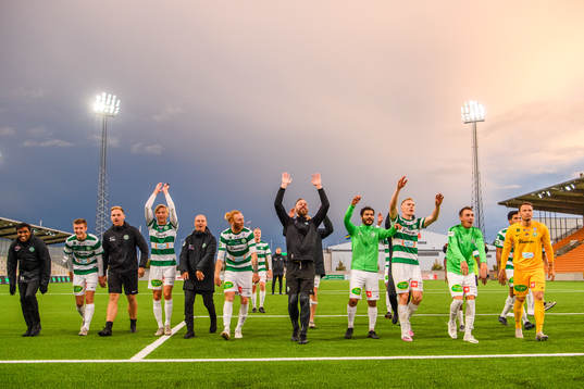 Västerås spelare och ledare jublar