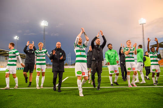 Västerås spelare och ledare jublar