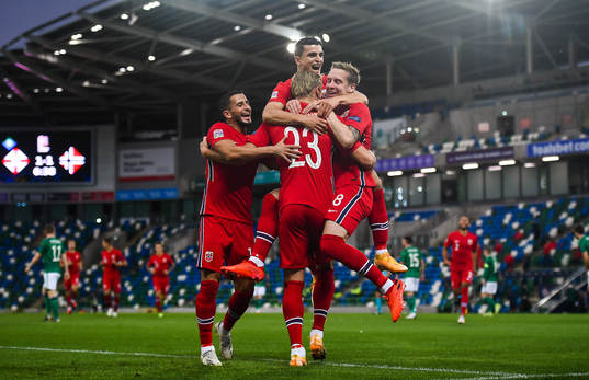 Mohamed «Moi» Elyounoussi and Stefan Johansen celebrate with Erling Braut Haaland of Norway after the 1-2 goal