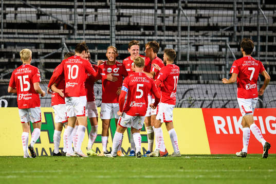 Degerfors spelare jublar med Villiam Dahlström efter 0-2