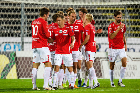 Degerfors spelare jublar med Johan Bertilsson