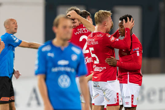 Degerfors Jose Segura Bonilla jublar med lagkamrater efter 1-4