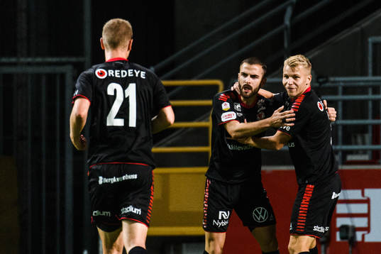 Kalmars Erik Israelsson , Edvin Crona och Filip Sachpekidis jublar efter 1-1