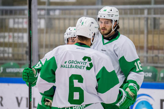 Rögles Dennis Everberg  jublar med Craig Schira