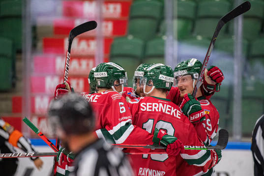 Frölundas Simon Hjalmarsson jublar med lagkamrater
