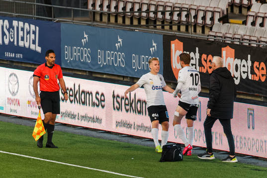 Örebros David Seger jublar med Martin Broberg efter 1-0