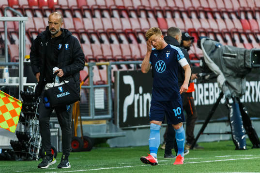 Malmö FFs Anders Christiansen lämnar planen
