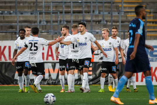 Örebros Nordin Gerzic och Deniz Hümmet jublar