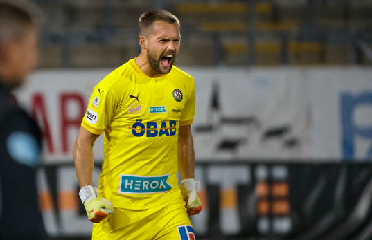 Örebros målvakt Oscar Jansson jublar