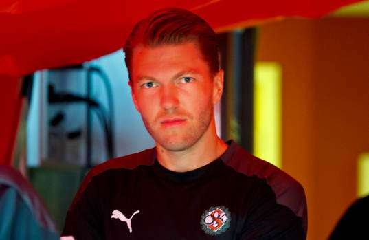 Örebros Martin Broberg på väg ut till fotbollsmatchen i