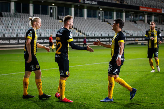 Hammarbys Gustav Ludwigson, Muamer Tankovic och Paulinho jublar efter 0-4