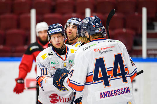 Växjös Richard Gynge jublar med Peter Andersson