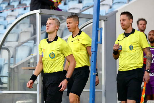 domare Adam Ladebäck med assisterande domare Daniel