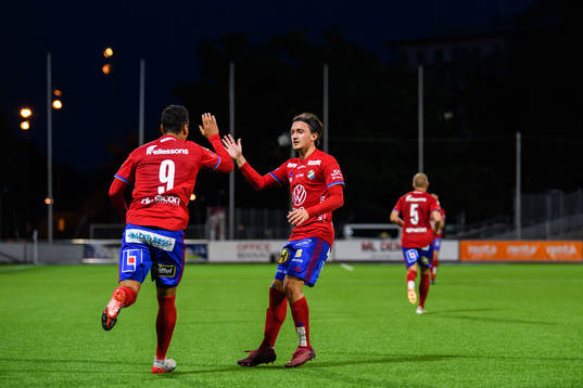 Östers Marc Rochester Sörensen och Mattias Pavic jublar efter 2-1