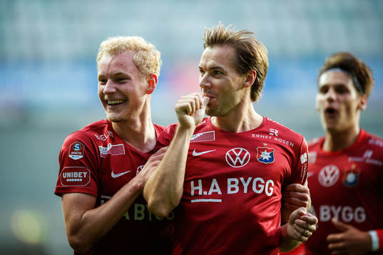 Örgrytes Danny Ervik jublar med Adam Bergmark Wiberg