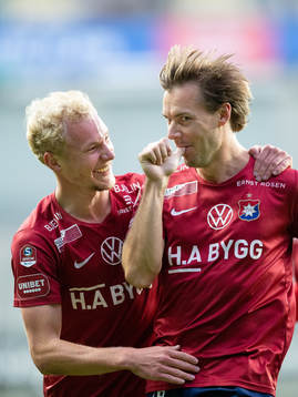 Örgrytes Danny Ervik jublar efter 1-0 ihop med Adam Bergmark Wiberg t.v.