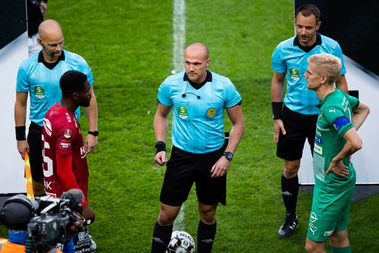 Domare Patrik Eriksson singlar slant mellan Örgrytes