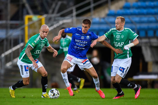 Trelleborgs Carl Björk i kamp med Brages Carlos Garcia Ambrosiani och Oscar Lundin