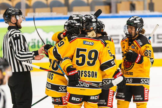 Luleås Emma Nordin jublar med lagkamrater