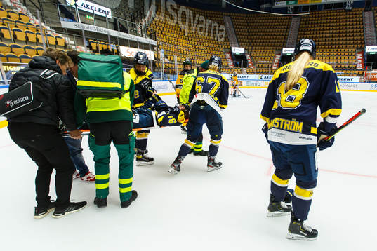 s Julia Tylke bärs ut på bår