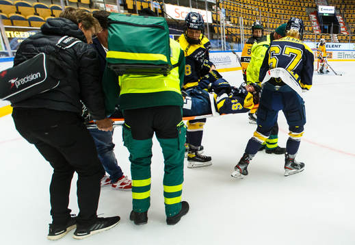 s Julia Tylke bärs ut på bår