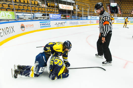 s Julia Tylke ligger ner och har ont