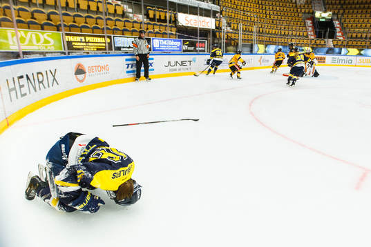 s Julia Tylke ligger ner och har ont