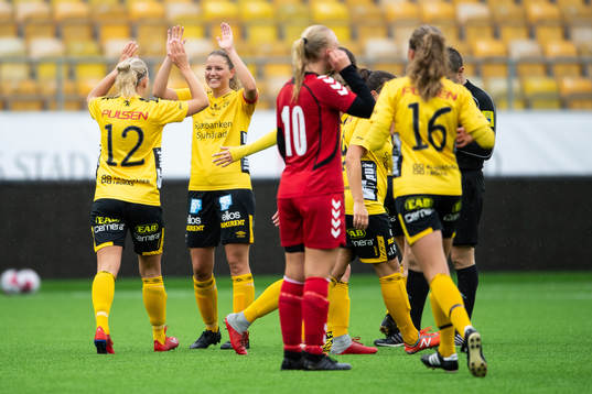 Elfsborgs Ellen Larsson jublar med Gabriella Uddh efter att gjort mål