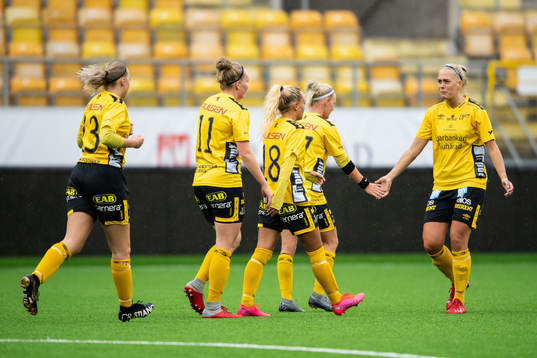 Elfsborgs Ellen Larsson jublar med Sara Jardving efter mål