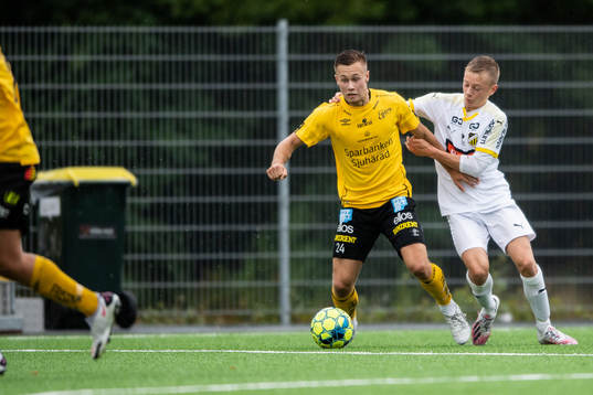 Elfsborgs Dennis Kjellberg i kamp med Häckens Oskar Ruuska