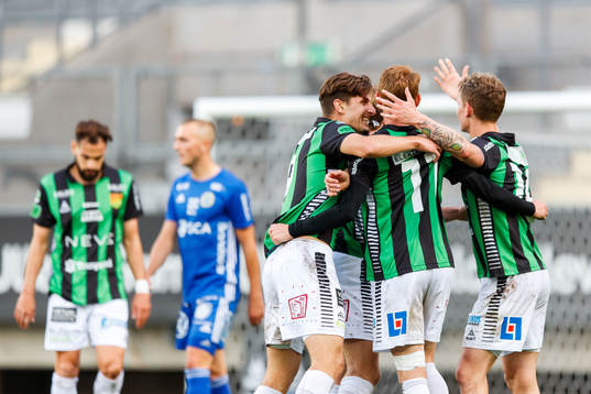 GAIS Julius Lindberg jublar med lagkamrater efter 3-1