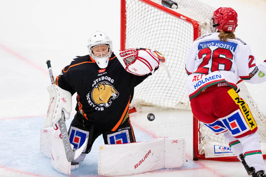 Modos Marion Allemoz skjuter 0-2 bakom Göteborgs målvakt