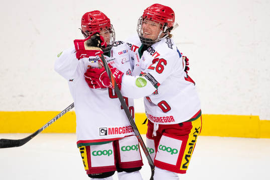Modos Marion Allemoz jublar med Amanda Ahlm