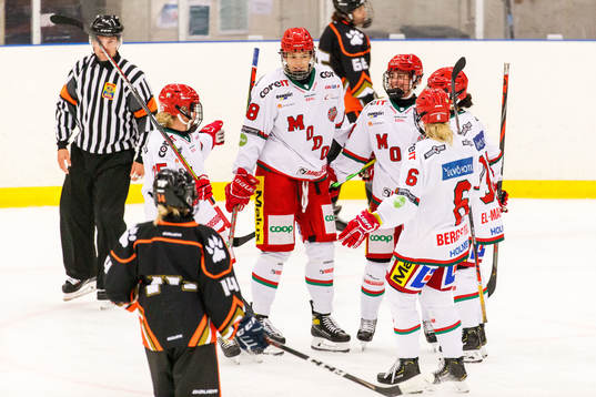 Modos Lore Baudrit jublar med lagkamrater