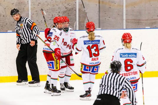 Modos Marion Allemoz jublar med lagkamrater