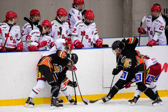 Kamp om pucken mellan Göteborgs Klara Seroiszkova och