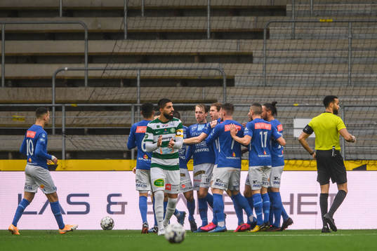 Norrbys Robin Strömberg jublar med lagkamrater efter 1-1