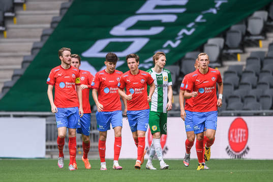 Helsingborgs Max Svensson jublar med lagkamrater efter 1-1