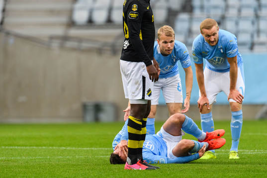 Malmö FFs Erdal Rakip har ont och ses om av Oscar Lewicki och Franz Brorsson