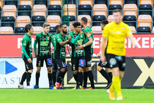 Varbergs Gustav Norlin jublar med lagkamrater efter 0-2