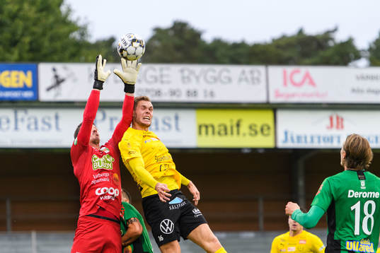 Varbergs målvakt August Strömberg och Mjällbys Jacob