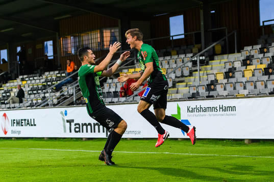 Varbergs Albin Winbo jublar med Astrit Seljmani efter 2-3