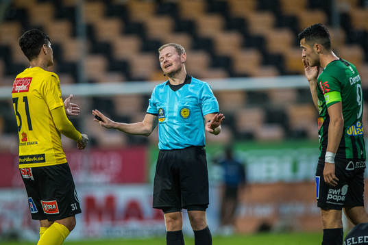 Mjällbys David Batanero Puigbó, domare Fredrik Klitte och